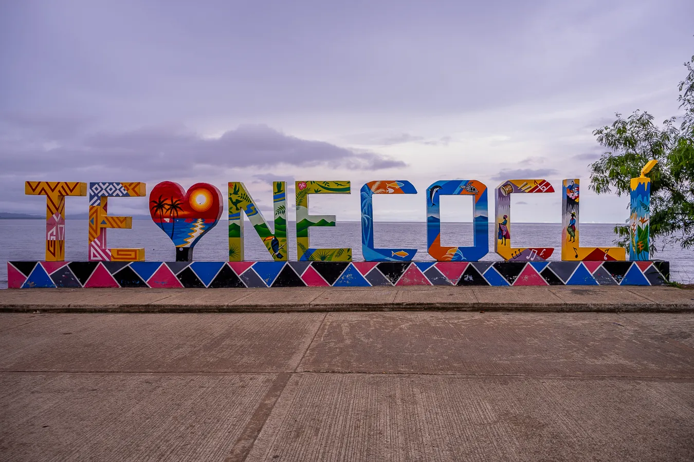 Letras coloridas 'Te amo Necoclí' en la plaza principal del municipio